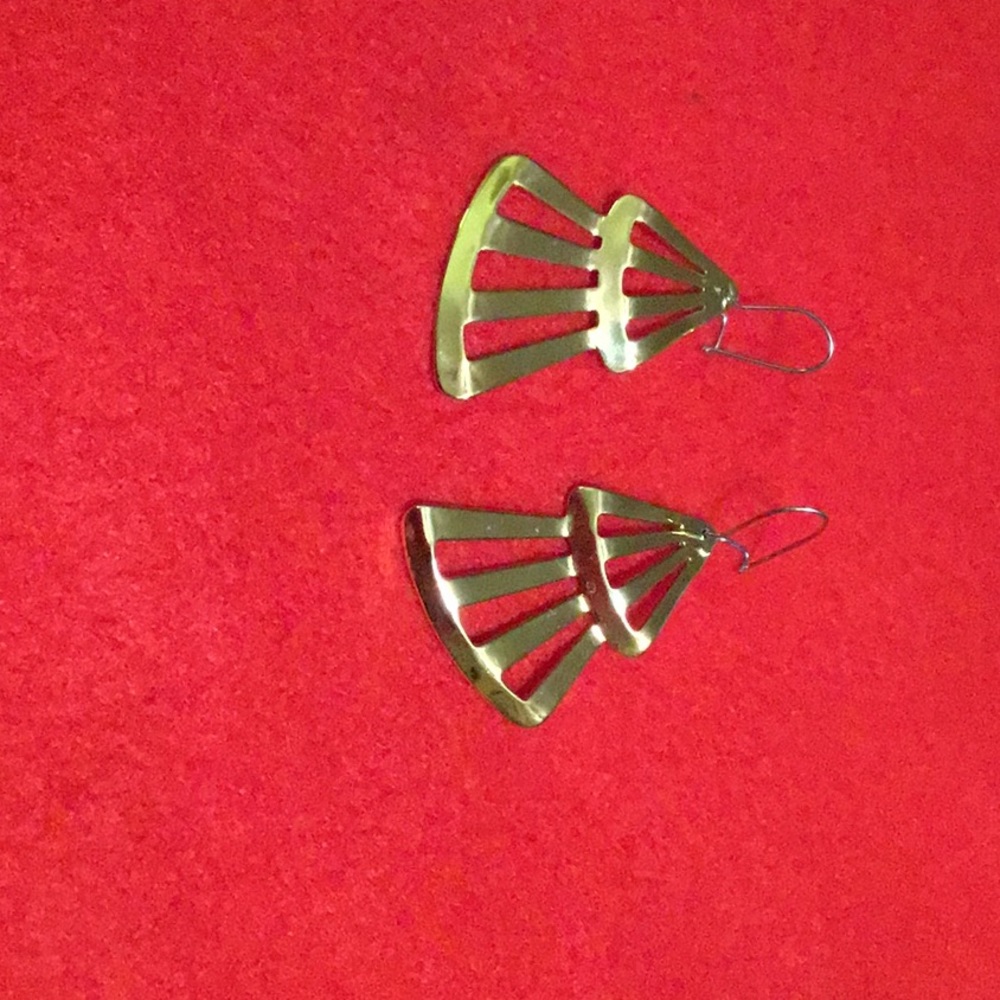 Beautiful Gold Dangle Earrings in Excellent Condition